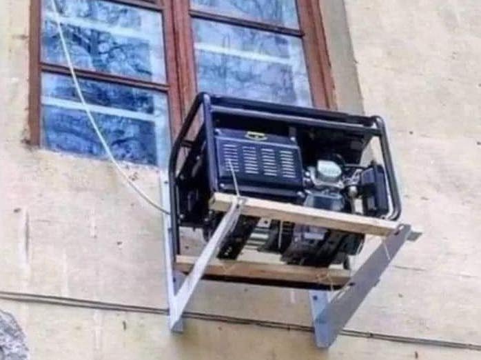 В Одесі чоловік притягнув додому генератор і вирішив поставити його на місце кондиціонера, сусіди шоковані (відео) «фото»