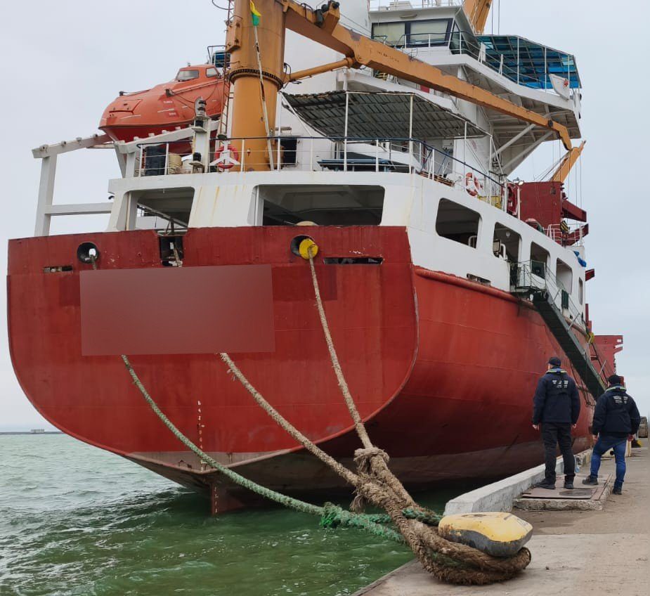 В Одесі арештували іноземне судно, яке возило українське зерно з окупованого Криму (фото) «фото»