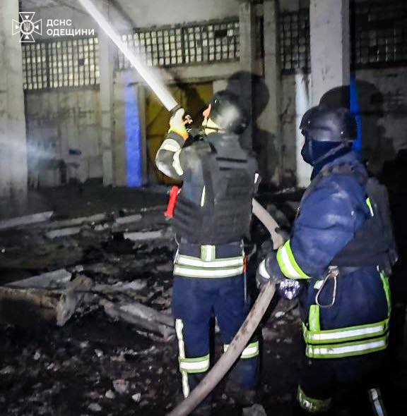 Росія атакувала Одещину ударними дронами: спалахнули пожежі в будівлях «фото»