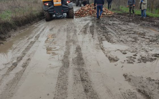 «Аби проїхала швидка»: на Одещині місцеві та фермери самотужки ремонтують дороги (фото) «фото»