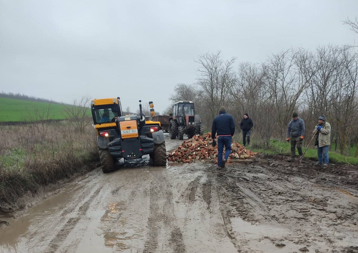 «Аби проїхала швидка»: на Одещині місцеві та фермери самотужки ремонтують дороги (фото) «фото»