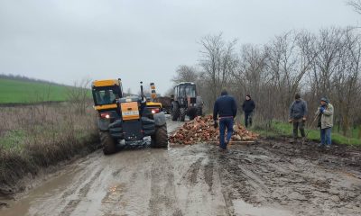 «Аби проїхала швидка»: на Одещині місцеві та фермери самотужки ремонтують дороги (фото) «фото»
