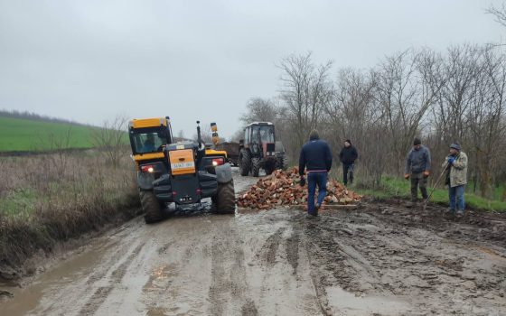 «Аби проїхала швидка»: на Одещині місцеві та фермери самотужки ремонтують дороги (фото) «фото»