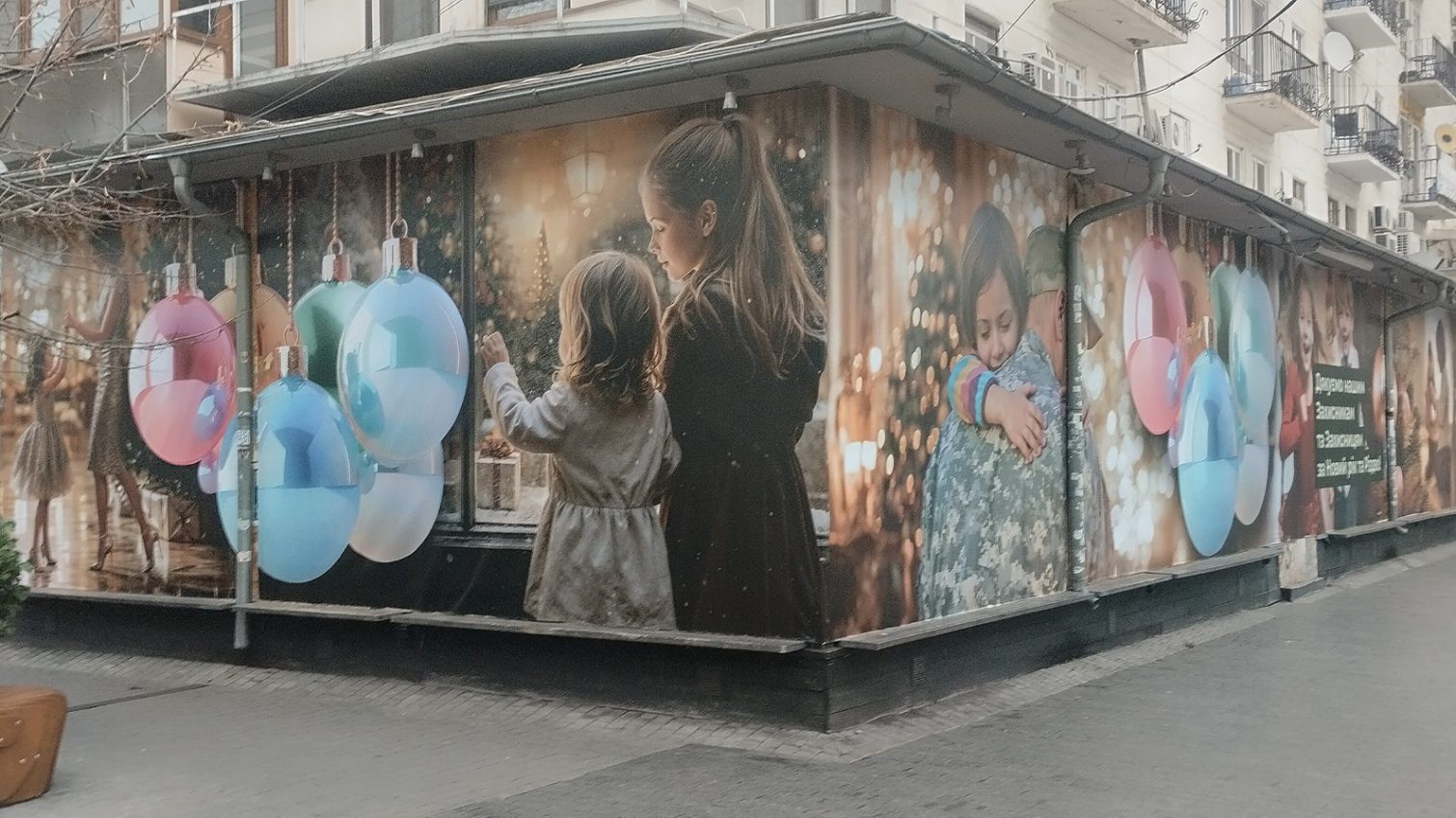 Плакати одеських митців про спротив під час війни на Дерибасівській закрили святковим банером з рекламою (фото) «фото»