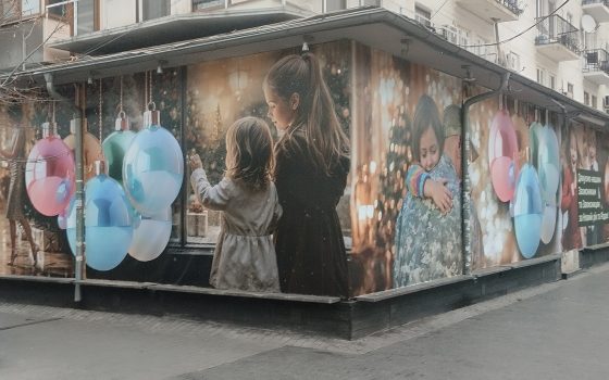 Плакати одеських митців про спротив під час війни на Дерибасівській закрили святковим банером з рекламою (фото) «фото»