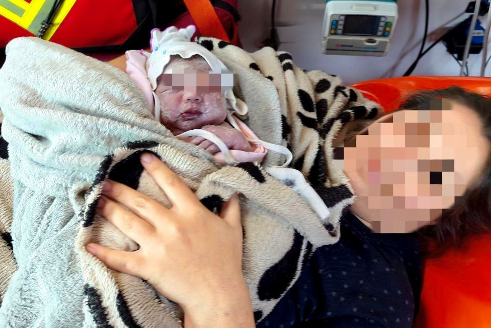 Між Градениць та Біляївкою: на Одещині у кареті швидкої народилося маля (фото) «фото»