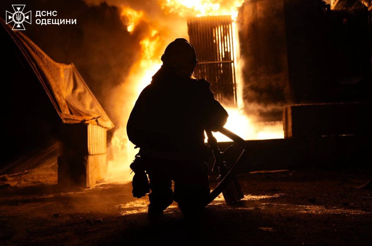 Атакували двічі: вночі дрони пошкодили об’єкт енергетики та складську будівлю з добривами на Одещині (фото) «фото»