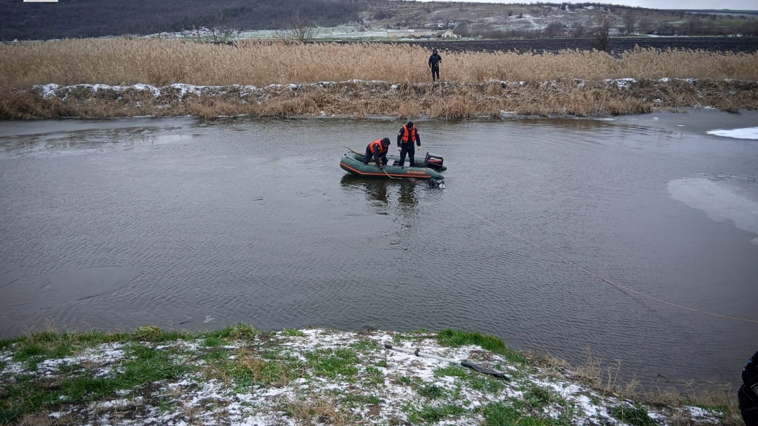 Переходив через річку: на Одещині чоловік провалився під кригу (фото) «фото»