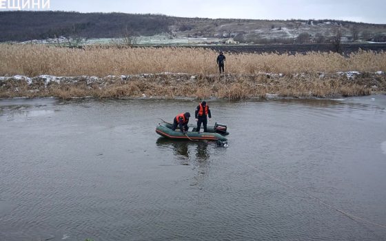 Переходив через річку: на Одещині чоловік провалився під кригу (фото) «фото»