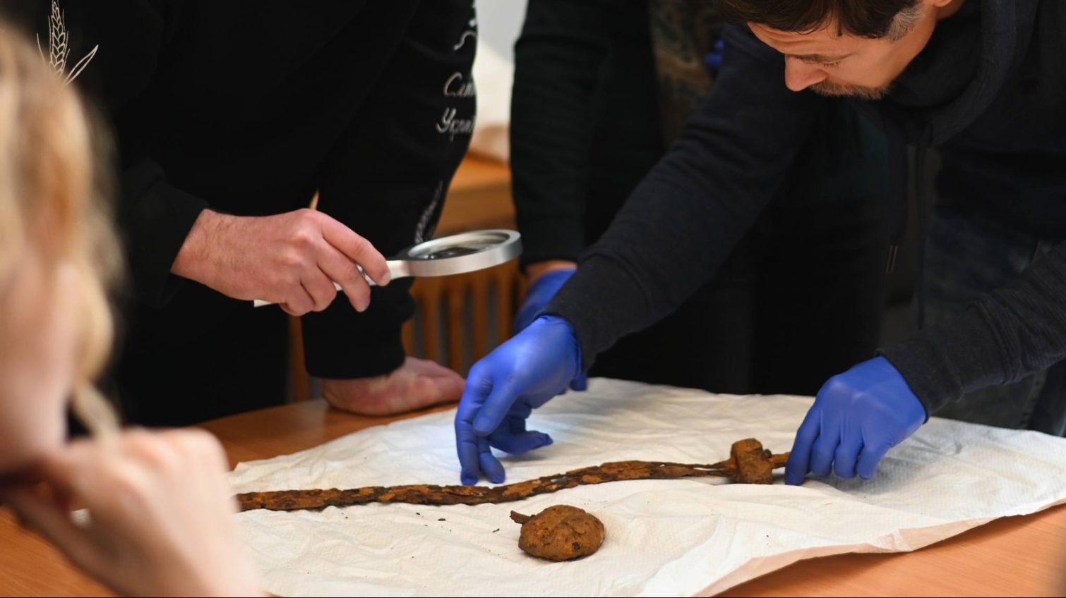 Зброя варязьких дружинників: Національний музей історії України отримав рідкісний меч (фото) «фото»