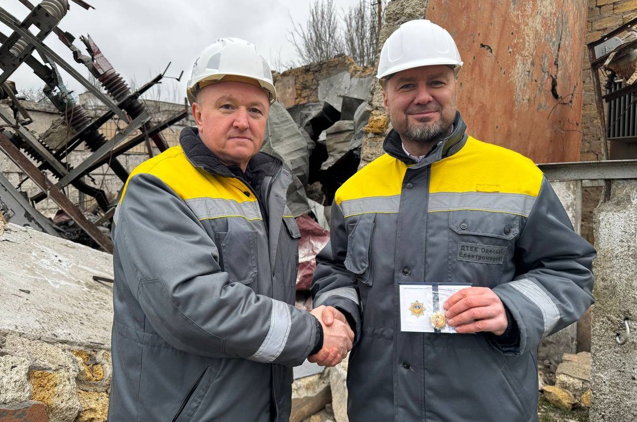 71 енергетика ДТЕК Одеські електромережі відзначили державними нагородами (фото) «фото»