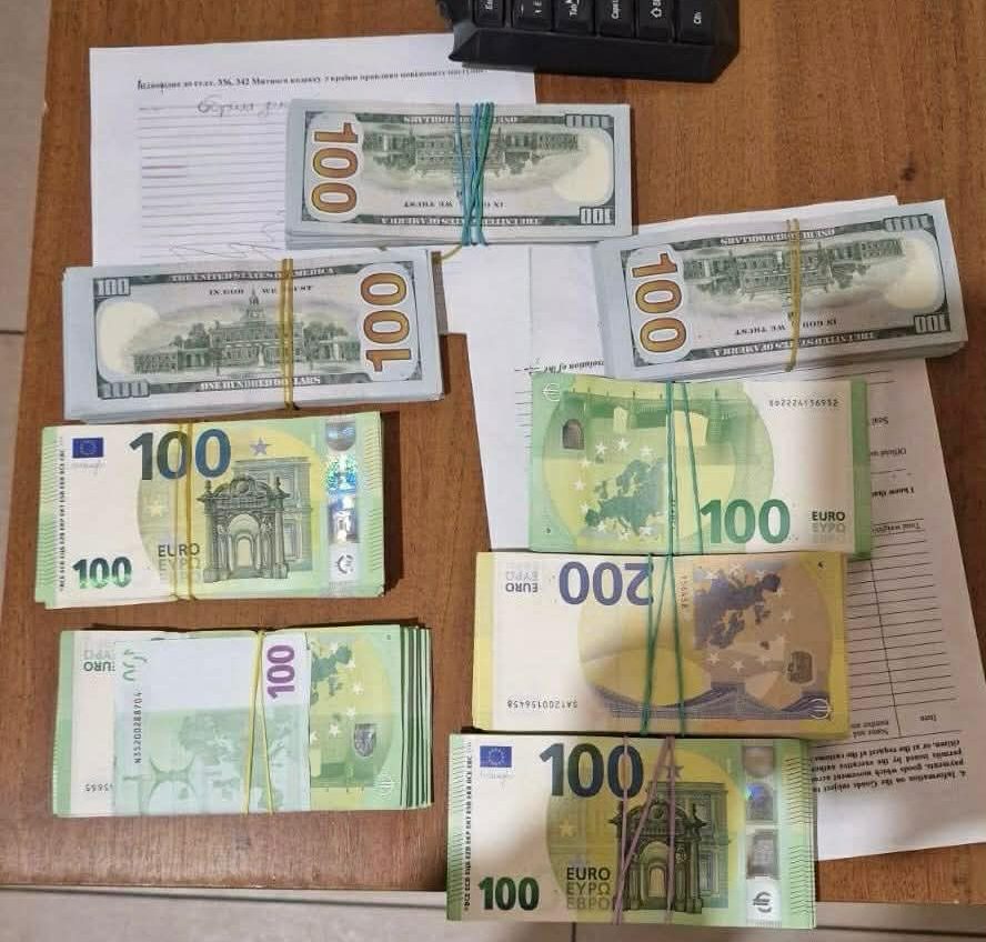 На Одещині чоловік намагався вивезти закордон понад 3,5 мільйони гривень (фото) «фото»