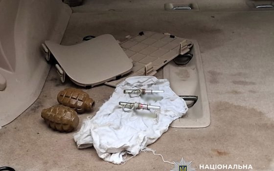 На Одещині затримали чоловіка, в автомобілі якого знайшли бойові гранати (фото, відео) «фото»