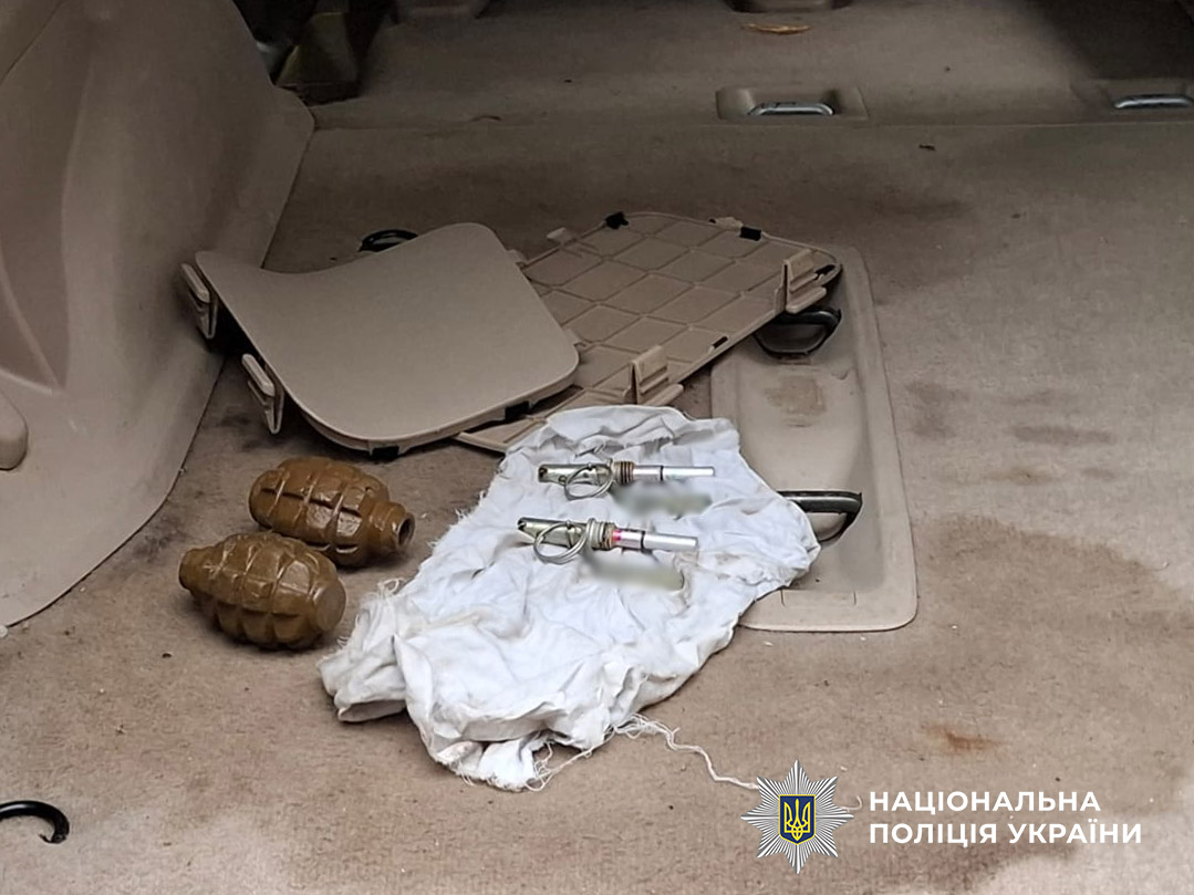 На Одещині затримали чоловіка, в автомобілі якого знайшли бойові гранати (фото, відео) «фото»