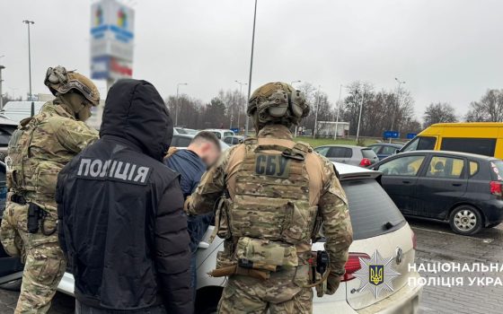 Поліція Одеси викрила «чорних зброярів», які вели міжрегіональну торгівлю автоматами Калашникова (фото) «фото»