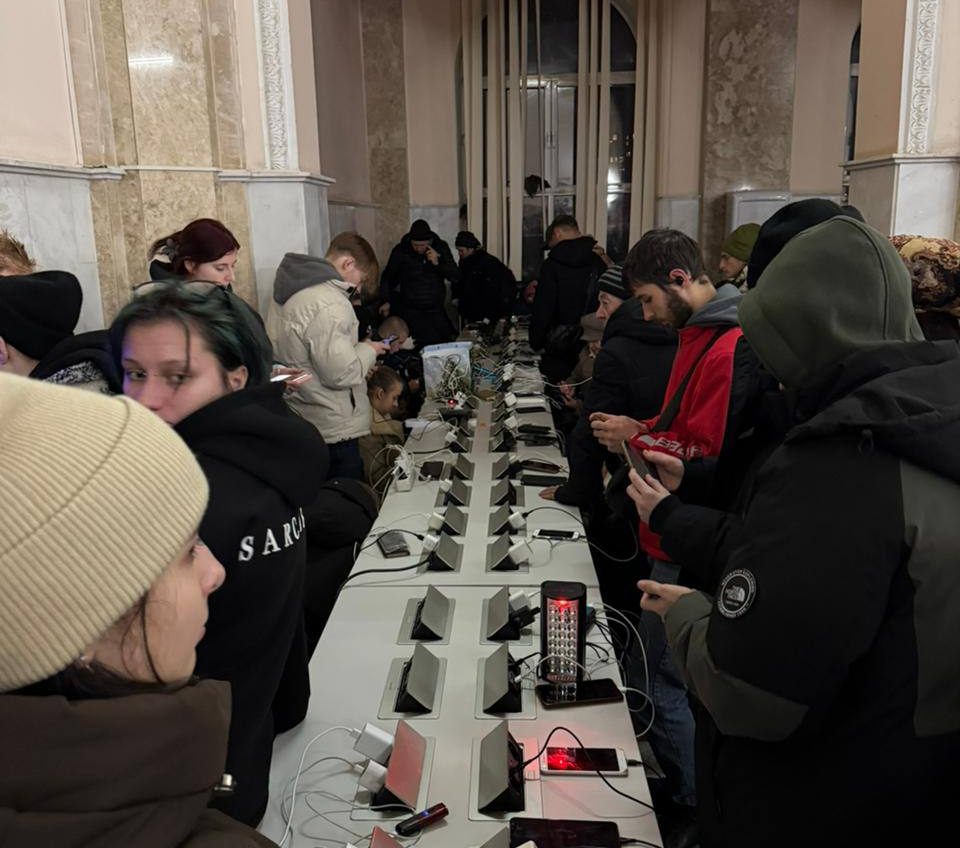 Гарячі обіди для одеситів під час блекаутів: Укрзалізниця розгорнула мобільну кухню (фото) «фото»