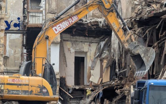 На Новосельського розпочали демонтаж будинків, що значно постраждали від російського обстрілу (фото, відео) «фото»