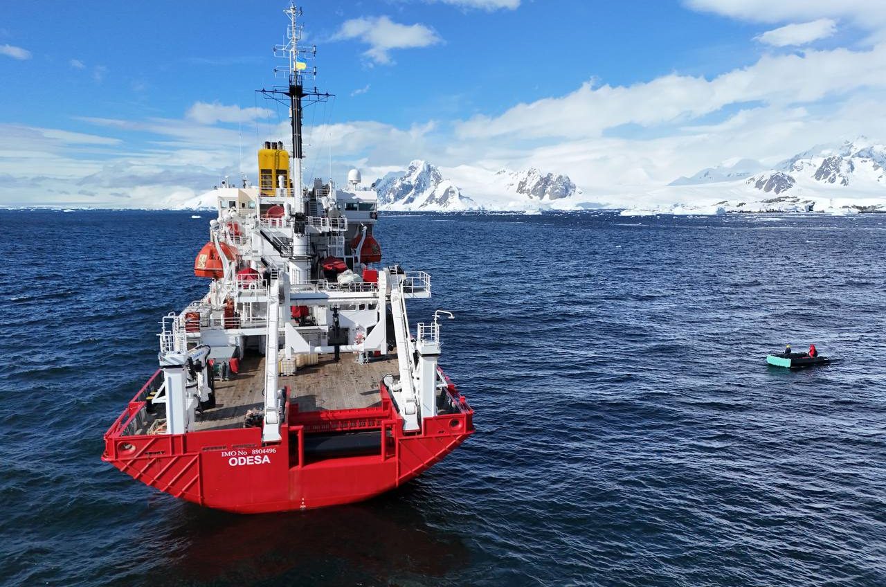 Український криголам «Ноосфера» доставив експедиції до «Вернадського», дорогою вчені провели досліди (фото) «фото»