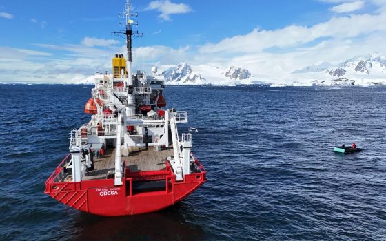 Український криголам «Ноосфера» доставив експедиції до «Вернадського», дорогою вчені провели досліди (фото) «фото»