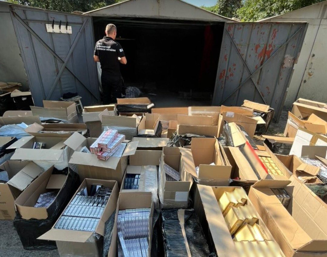 Інспектори БЕБ викрили схему продажу сигарет без акцизу в Одесі (фото, відео) «фото»