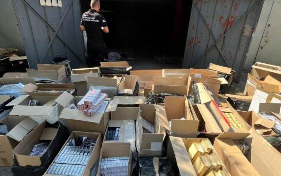 Інспектори БЕБ викрили схему продажу сигарет без акцизу в Одесі (фото, відео) «фото»