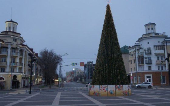 Окупанти цинічно встановили новорічну ялинку перед драмтеатром в Маріуполі, де загинули сотні людей (фото, відео) «фото»