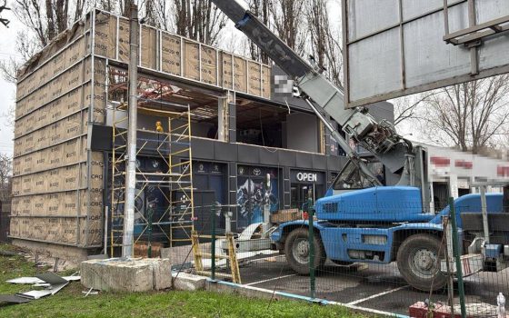 Після п’яти років спорів на проспекті Небесної Сотні зносять незаконний самобуд (фото) «фото»