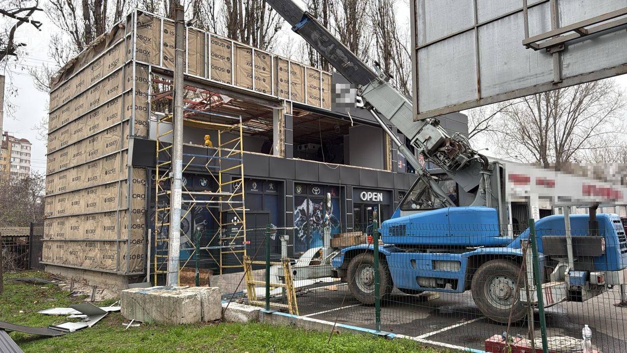 Після п’яти років спорів на проспекті Небесної Сотні зносять незаконний самобуд (фото) «фото»