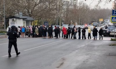 Перекриття дороги в Чорноморську через графіки вимкнень світла: в DTEK відреагував на мітинг (фото) «фото»