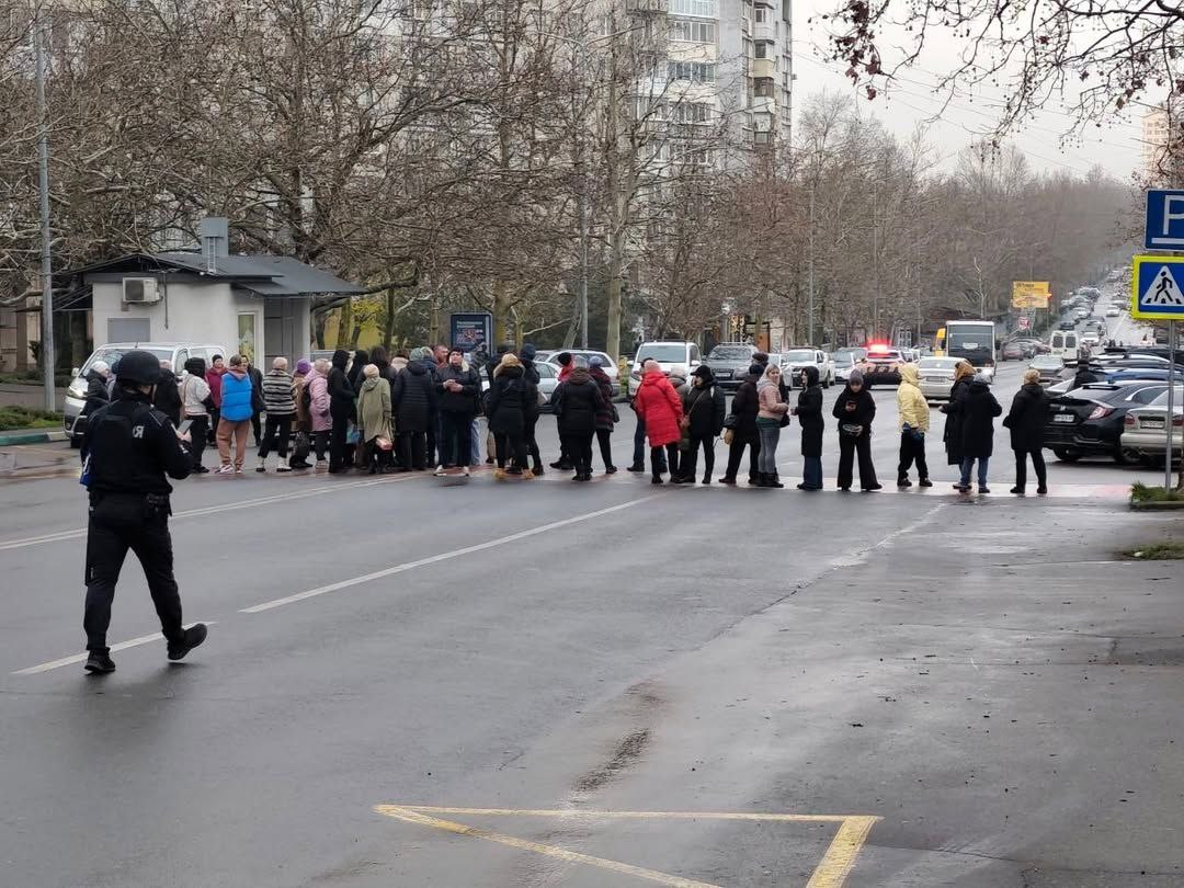 Перекриття дороги в Чорноморську через графіки вимкнень світла: в DTEK відреагував на мітинг (фото) «фото»