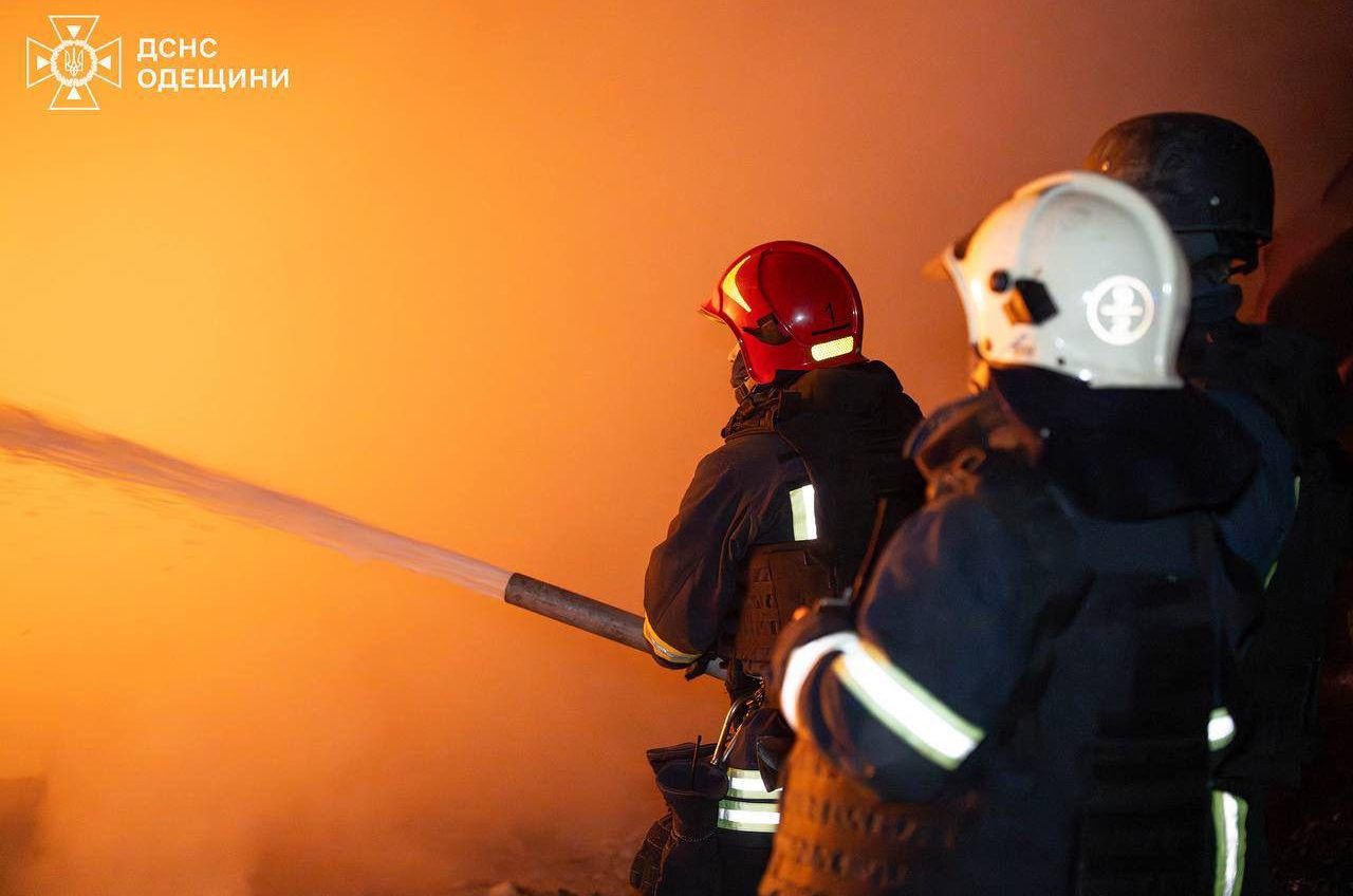 Протягом доби росіяни обстріляли промислову інфраструктуру та порт на Одещині дронами та ракетами «фото»