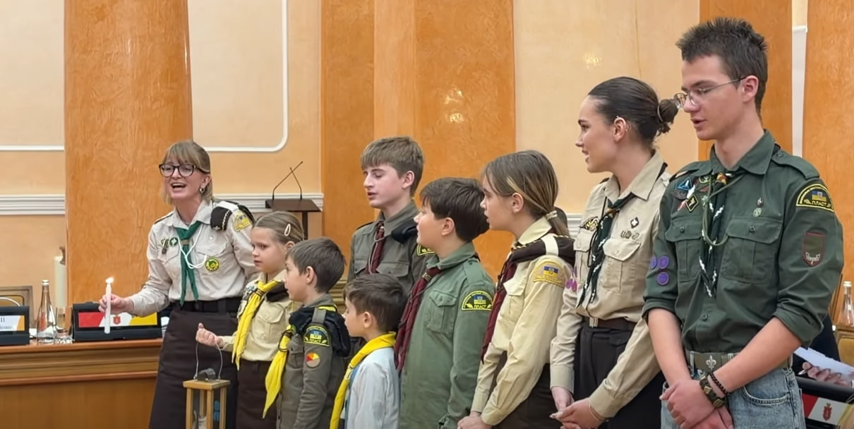 Пластуни принесли в Одеську міську раду Вифлеємський вогонь (відео) «фото»