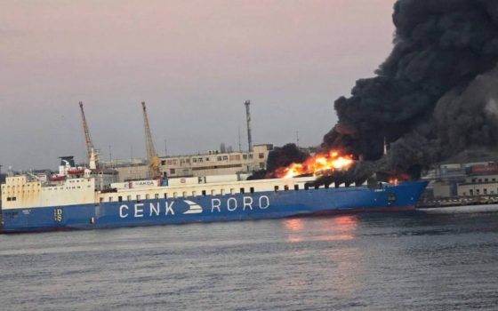 В Одесі після приліту балістики горить цивільне судно «фото»
