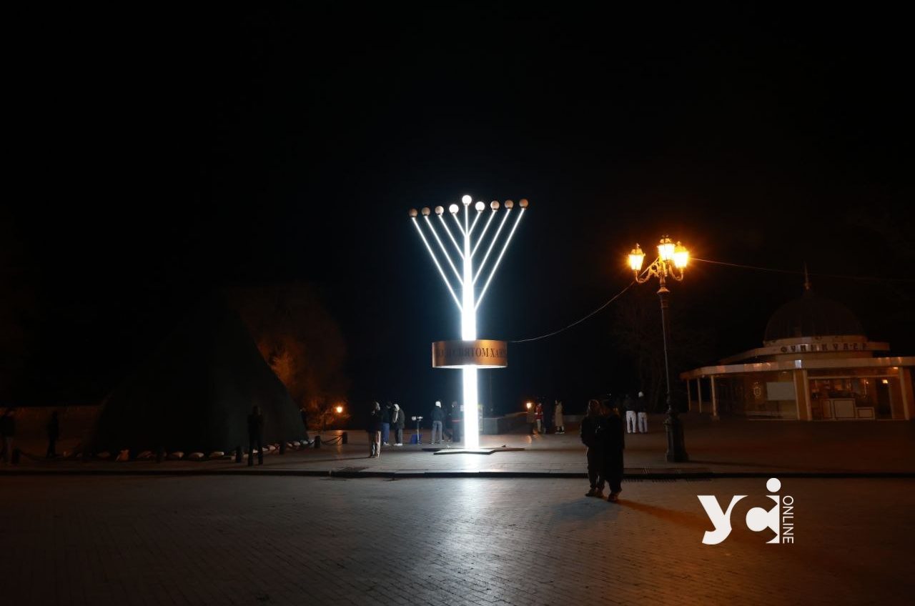 Із фонариками, у світлі вітрин та автомобільних фар: в Одесі вирує життя у блекаут (фото) «фото»