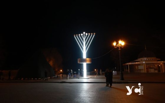 Із фонариками, у світлі вітрин та автомобільних фар: в Одесі вирує життя у блекаут (фото) «фото»