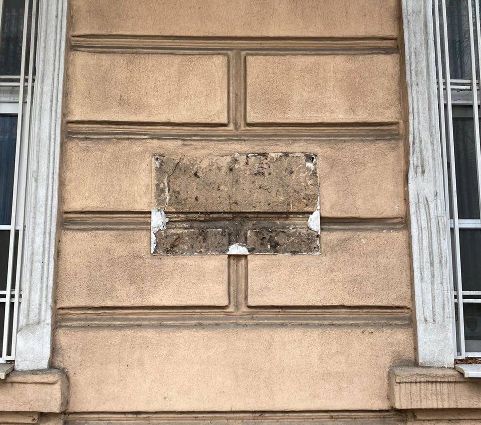 В Одесі демонтували табличку російському письменнику-пропагандисту (фото) «фото»