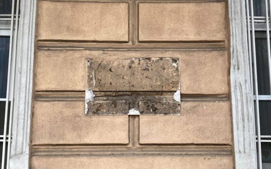 В Одесі демонтували табличку російському письменнику-пропагандисту (фото) «фото»