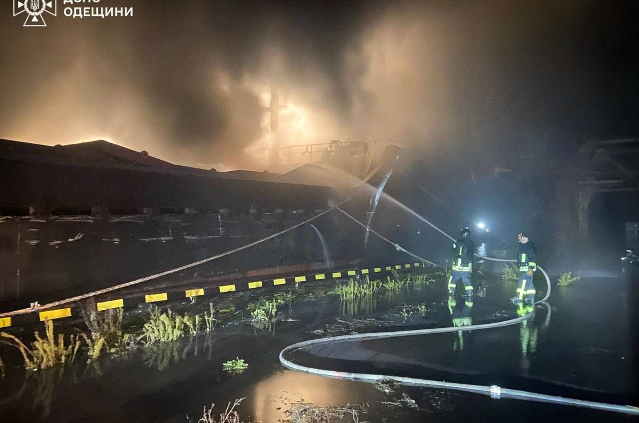 Нічна атака по півдню Одещини: пошкоджено суховантаж, житлові будинки, склади (фото) «фото»