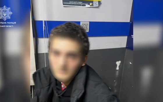 Погрожував ножем та чіплявся до людей: патрульні затримали дебошира (відео) «фото»