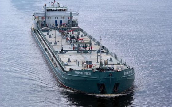 Росія повідомила про атаку дронів: у порту Ростова спалахнув танкер (фото) «фото»