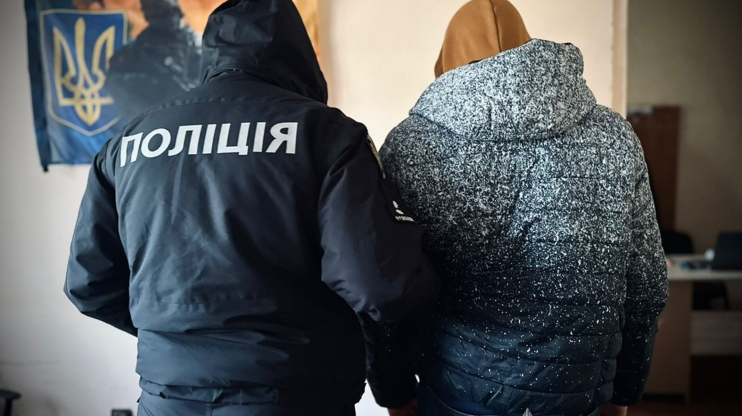 В Одесі молодик стріляв у дворі, пошкодив кілька авто та вдарив жінку «фото»