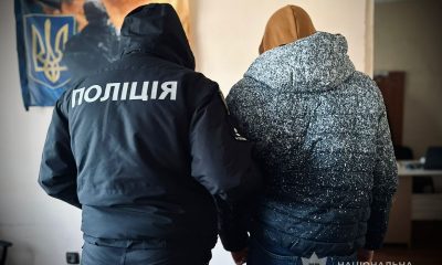 В Одесі молодик стріляв у дворі, пошкодив кілька авто та вдарив жінку «фото»