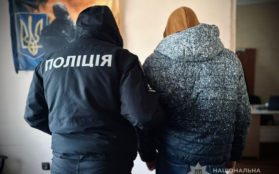 В Одесі молодик стріляв у дворі, пошкодив кілька авто та вдарив жінку «фото»