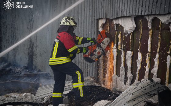 Масштабна пожежа в Одесі: горіла виробнича будівля з деревиною (фото, відео) «фото»