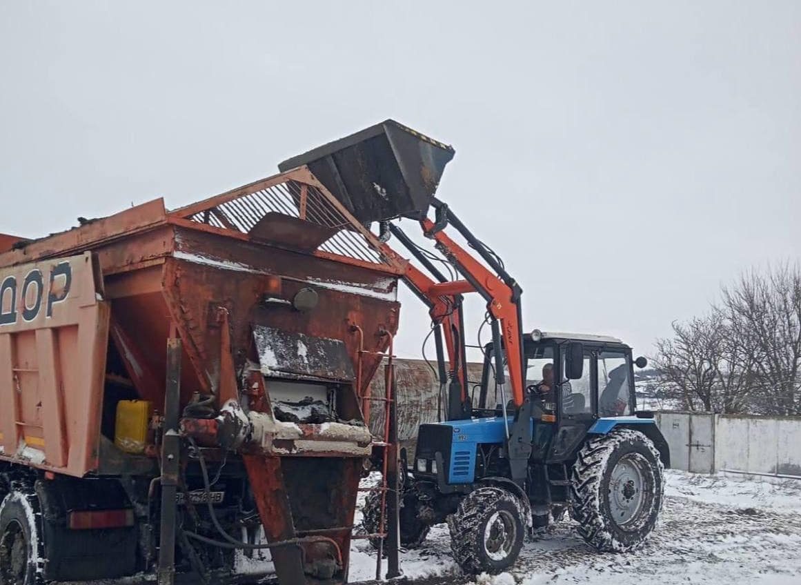 Негода на Одещині: на дорогах працюють 160 одиниць техніки та понад 400 людей (фото) «фото»