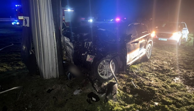 Смертельна автотроща на Одещині: автівка влетіла у бетонну стелу, загинули троє людей «фото»