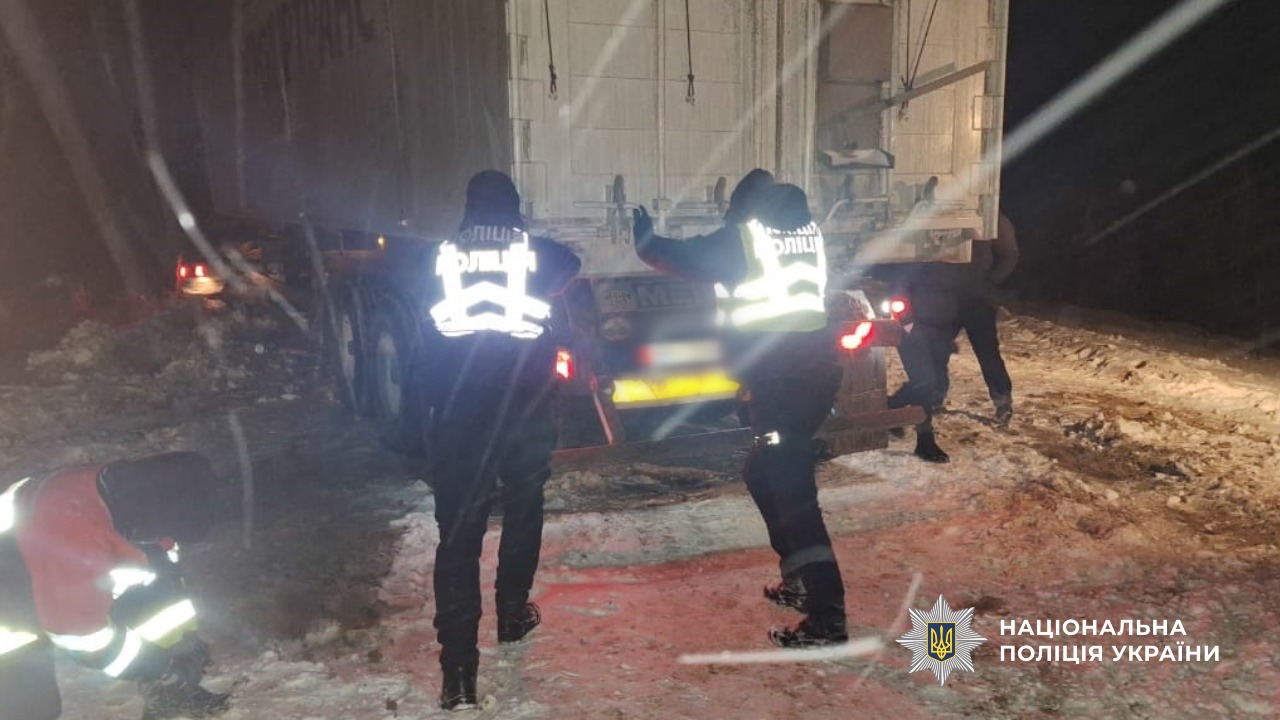 Негода паралізувала рух: на трасі Кодима – Балта водіям знадобилася допомога (фото, відео) «фото»