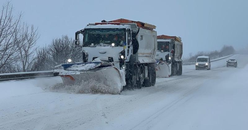 На Одещині ускладнені погодні умови: проїзд дорогами забезпечено, але на трасі М-13 діє повна заборона руху «фото»