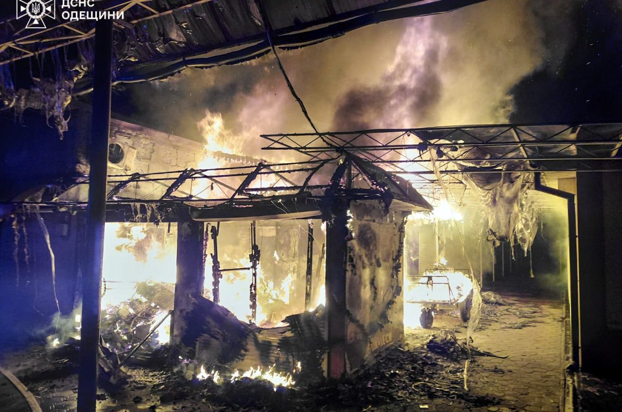 У Білгороді-Дністровському горіли торговельні майданчики (фото) «фото»