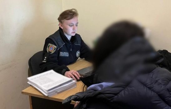 Одеситку підозрюють у фейковому замінуванні суду, крадіжці та зберіганні наркотиків «фото»